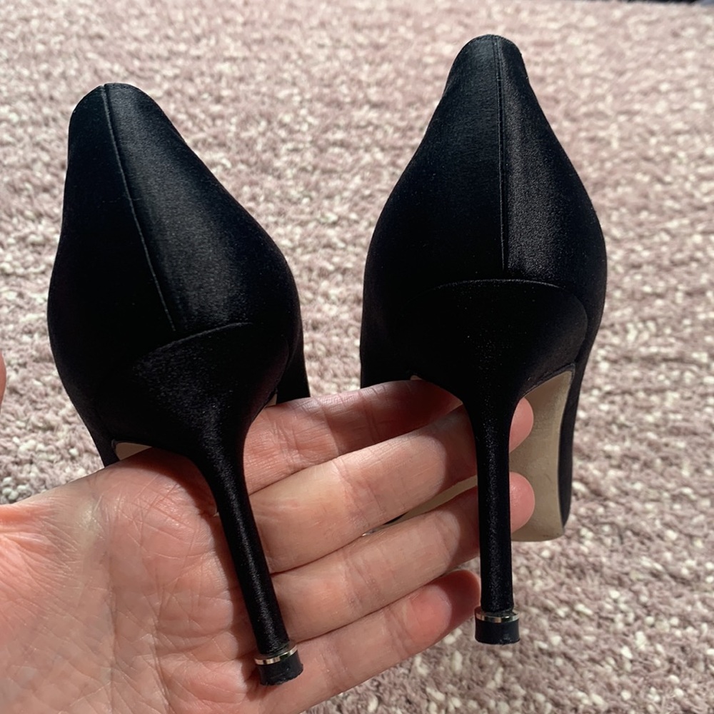 MANOLO BLAHNIK
Hangisi 70mm Pump - Picture 5 of 15
